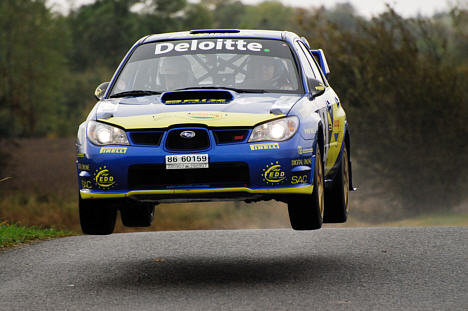 Ret kurs skal være lagt på forhånd: Christian Jensen og Søren Tøndborg flyver hen over et blindt hop med 150 km/t i deres Subaru Impreza N12b.